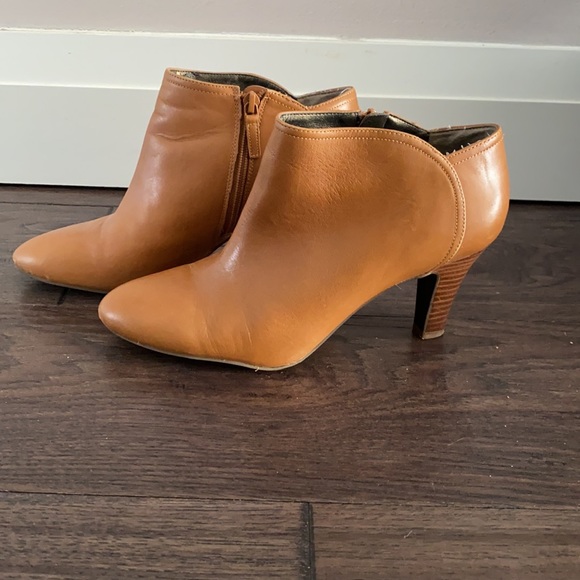 SOLD 😍😍Tan booties from Banana Republic size 9 - Picture 3 of 11